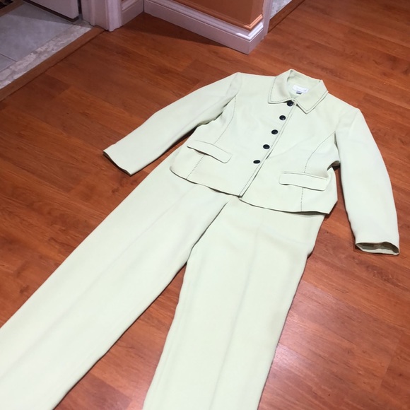 Women’s  classy and stunning wide legged pants suit - Picture 10 of 16